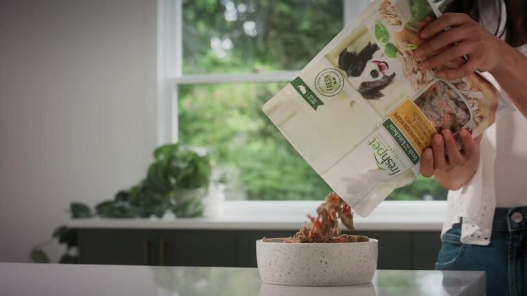 freshpet - food pouring